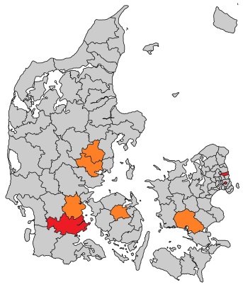 Kommuner med en veteranpolitik er markeret med rød farve. Kommuner som p.t. er ved at udarbejde en veteranpolitik er markeret med orange farve.